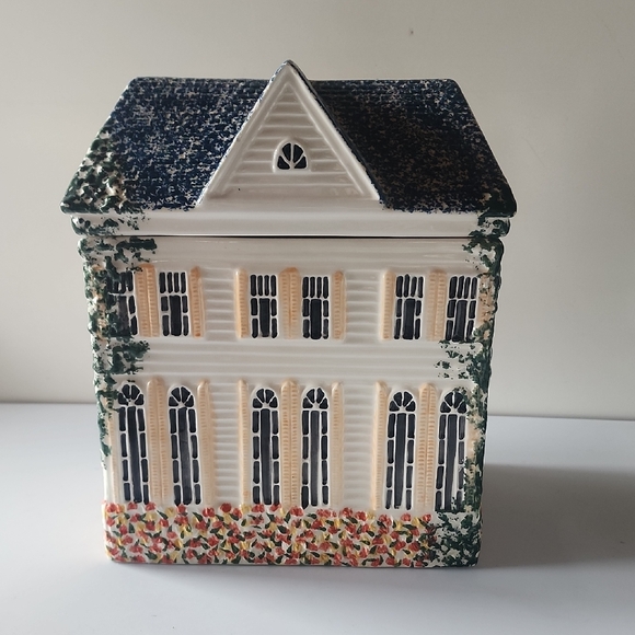 Charming House Cookie Jar with Floral Accents. - Picture 4 of 15